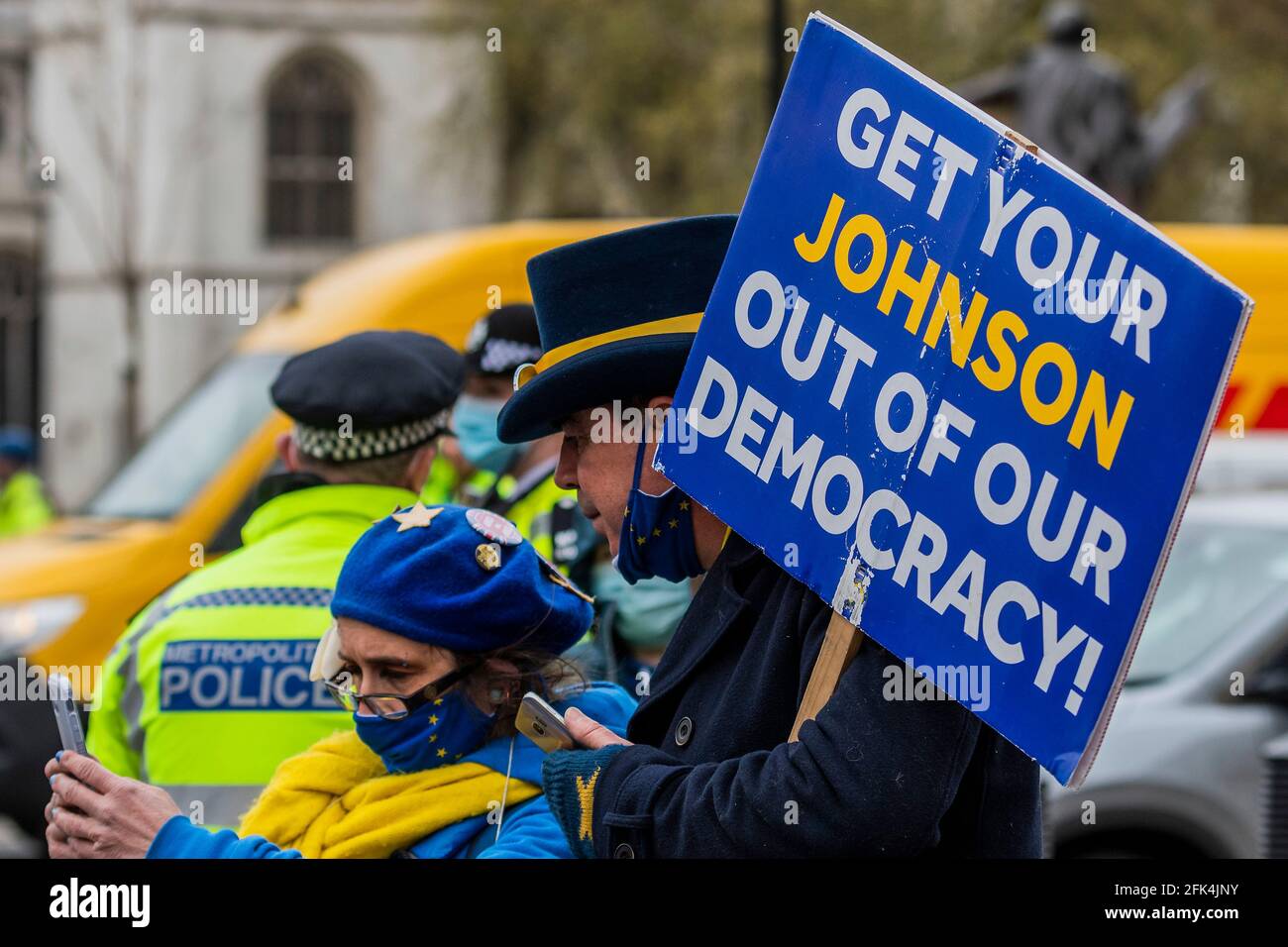 Londres, Royaume-Uni. 28 avril 2021. Sortez Johnson de notre démocratie - Steve Bray de Sodem, proprovigeur de l'UE, a maintenant changé son attention en "feu" conservateur - hors du Parlement après les questions des premiers ministres. Crédit : Guy Bell/Alay Live News Banque D'Images