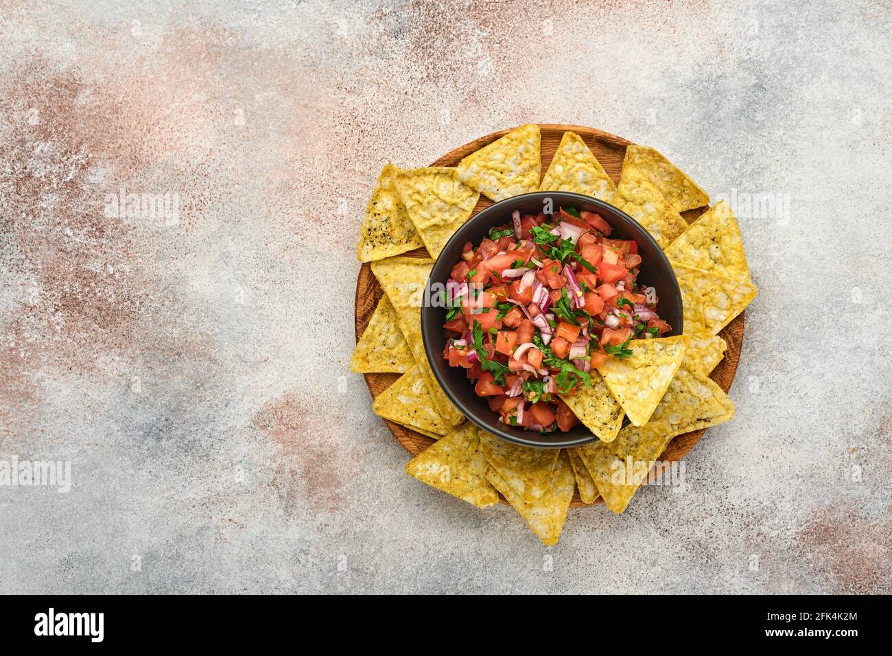 Sauce tomate mexicaine traditionnelle salsa avec nachos et ingrédients tomates, chili, ail, oignon sur fond de pierre d'ardoise légère. Concept de latin Am Banque D'Images