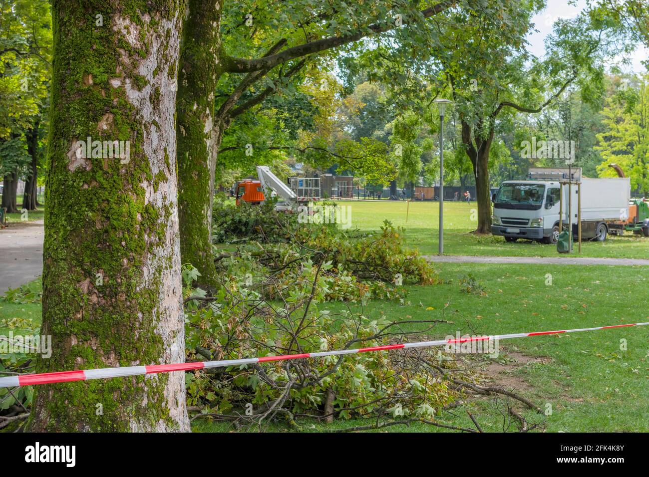 Ruban d'avertissement dans le parc en raison d'une tempête. Arbre tombé après une forte tempête d'été et des rafales de vent à Graz, en Autriche. Mise au point sélective Banque D'Images