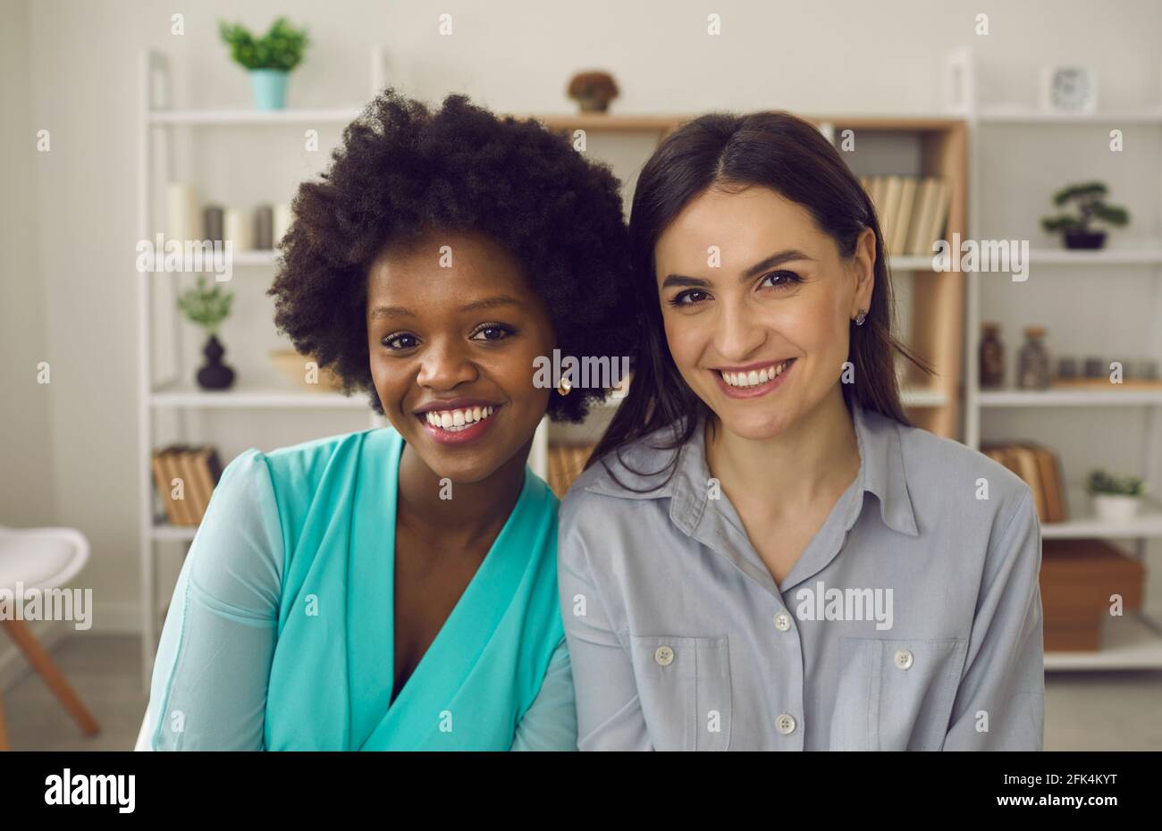 Ami africain américain et caucasien coworker tête de portrait au bureau Banque D'Images