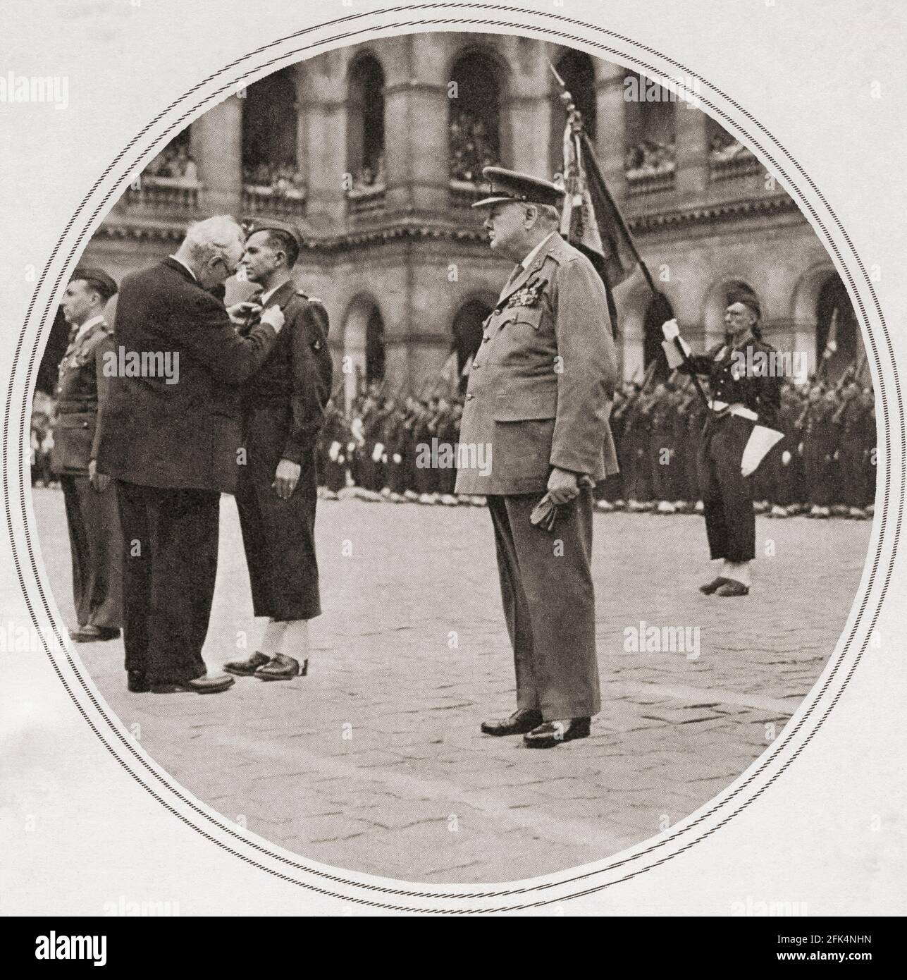 Winston Churchill décoré avec le plus haut honneur militaire de France, la Medaille militaire, dans la cour des Invalides, Paris, France, 1947. Sir Winston Leonard Spencer-Churchill, 1874 – 1965. Politicien britannique, officier de l'armée, écrivain et deux fois Premier ministre du Royaume-Uni. Banque D'Images