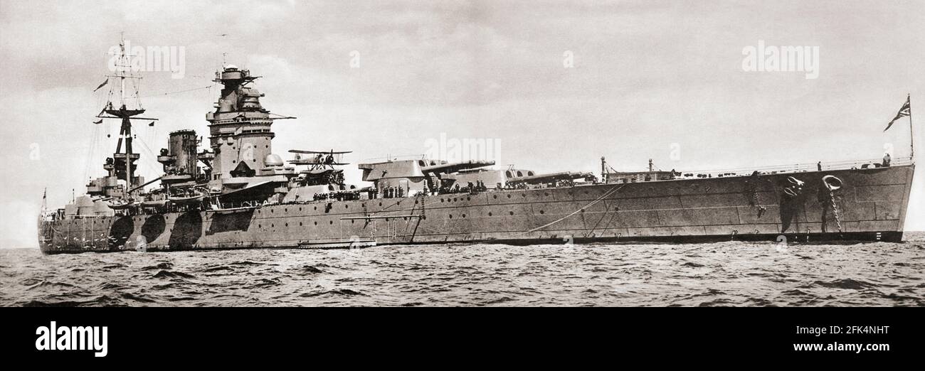 HMS Rodney. Pour économiser du poids et de l'espace, tout l'armement principal a été groupé vers l'avant, un arrangement jamais vu dans une autre classe de cuirassé. Banque D'Images