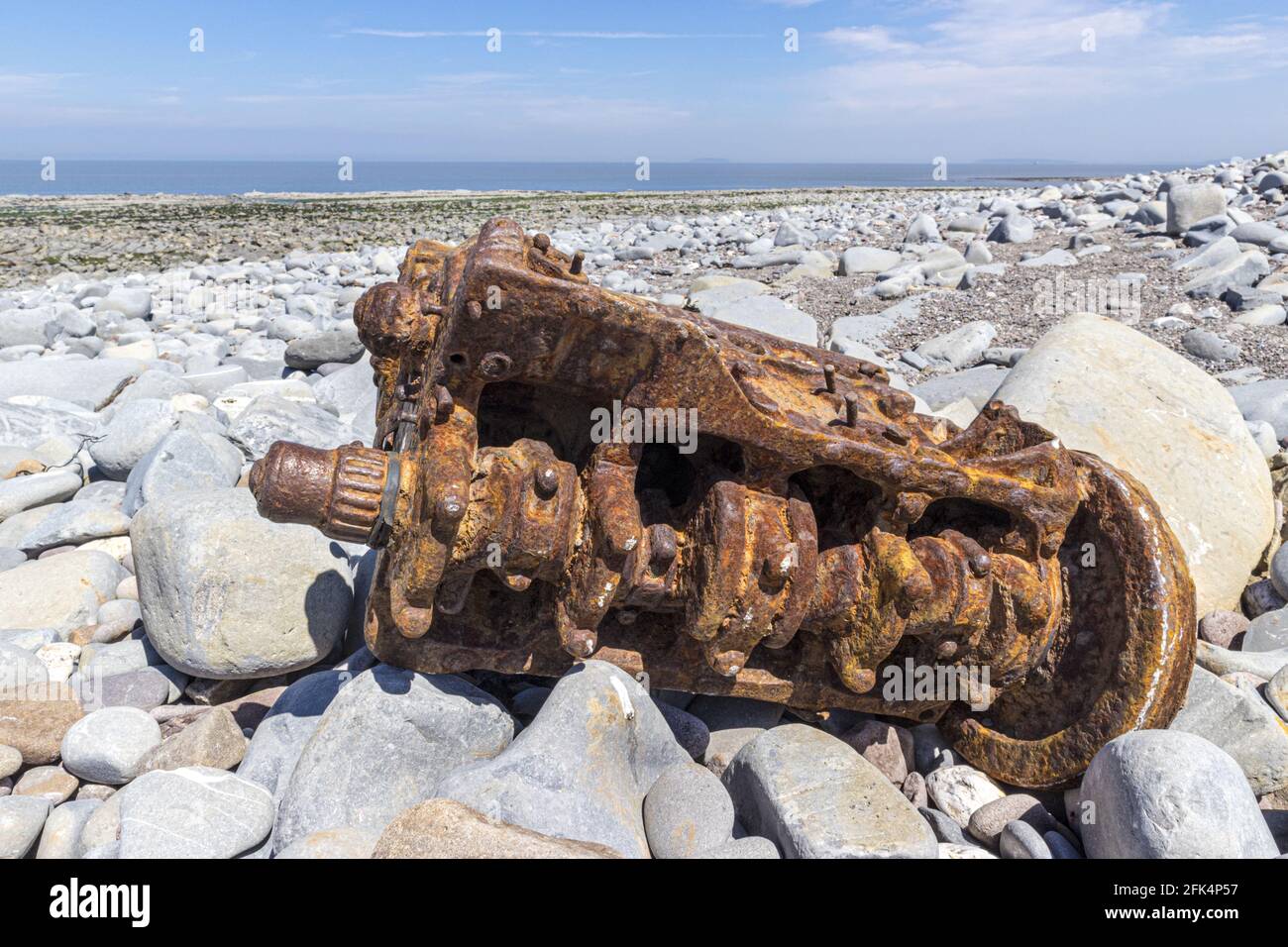 Les restes rouillés d'un moteur de véhicule sur la plage de sable à Kilve, Somerset, Royaume-Uni Banque D'Images