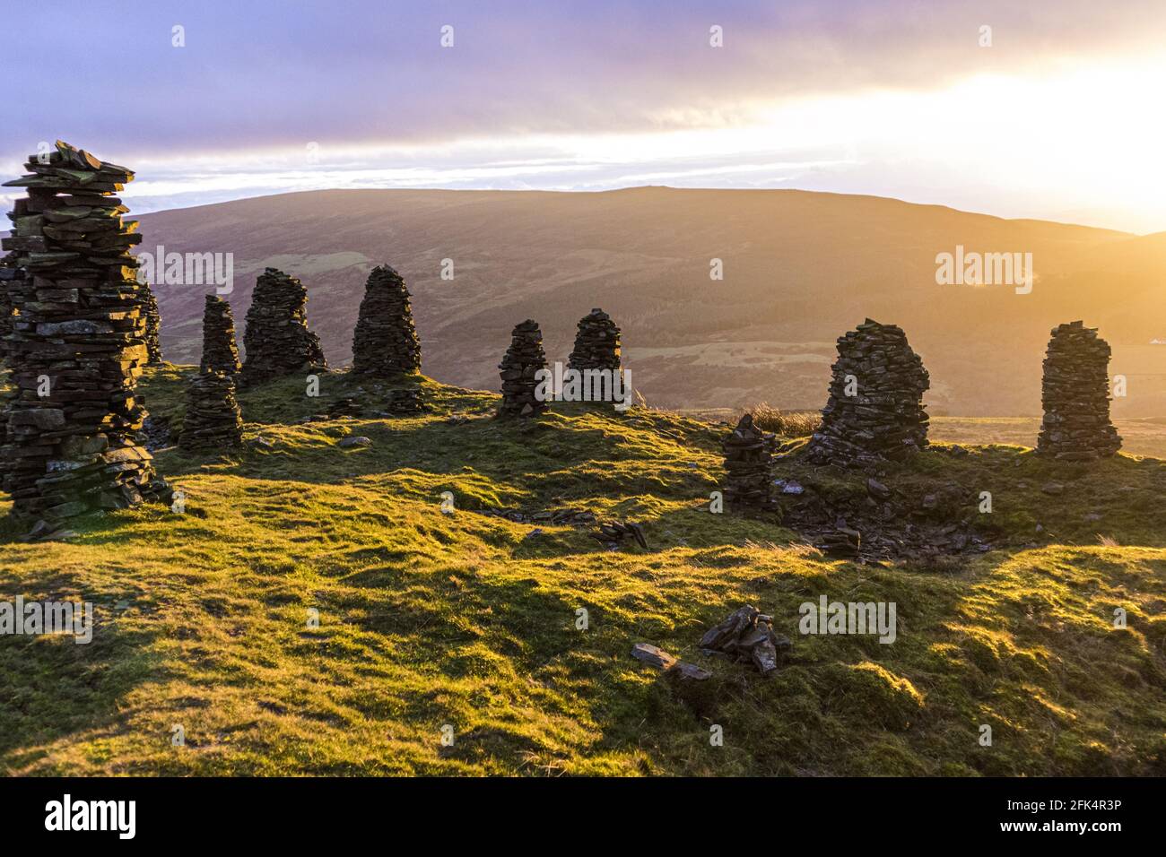 Cairns (connu localement sous le nom de curricks) construit de pierre murale au sommet de Talkin tomba à 381 mètres sur les Pennines du Nord à Talkin, Cumbria Royaume-Uni Banque D'Images