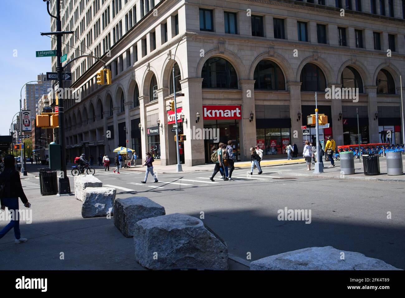 New York, NY, USA - 28 avril 2021 : entrée Kmart située à la 8e rue Lafayette dans l'East Village à Astor place Banque D'Images