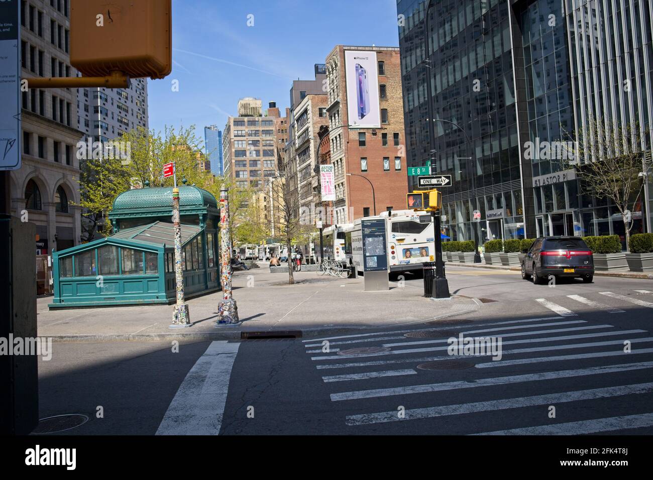 New York, NY, États-Unis - 28 avril 2021 : entrée du métro Astor place sur la 8th Street, vue sur le quartier chic le long de la Fourth Avenue à Manhattan Banque D'Images