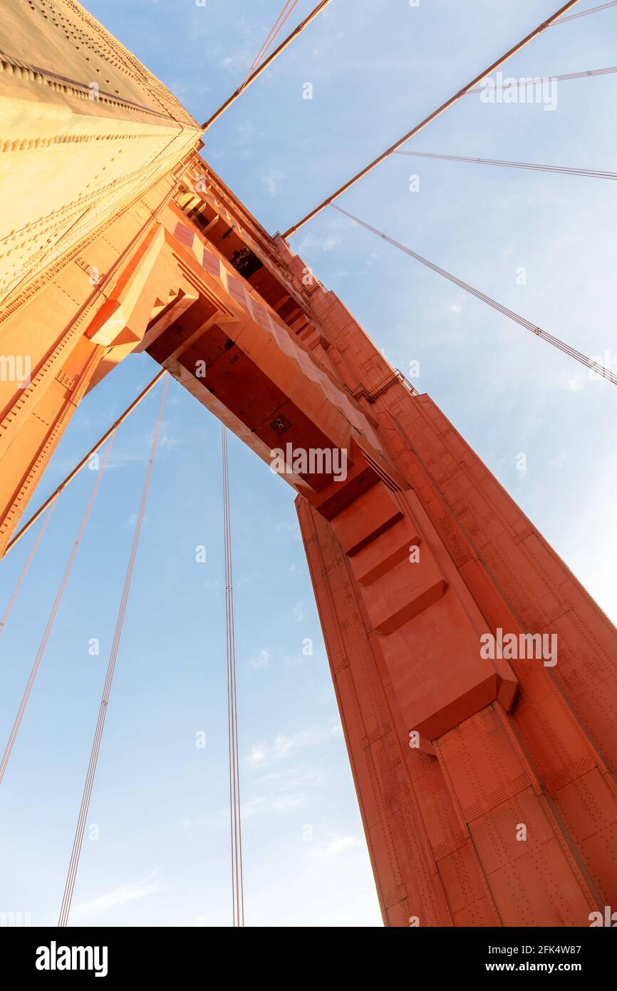 Vue à angle bas du Golden Gate Bridge Southern Tower. San Francisco, Californie, États-Unis. Banque D'Images