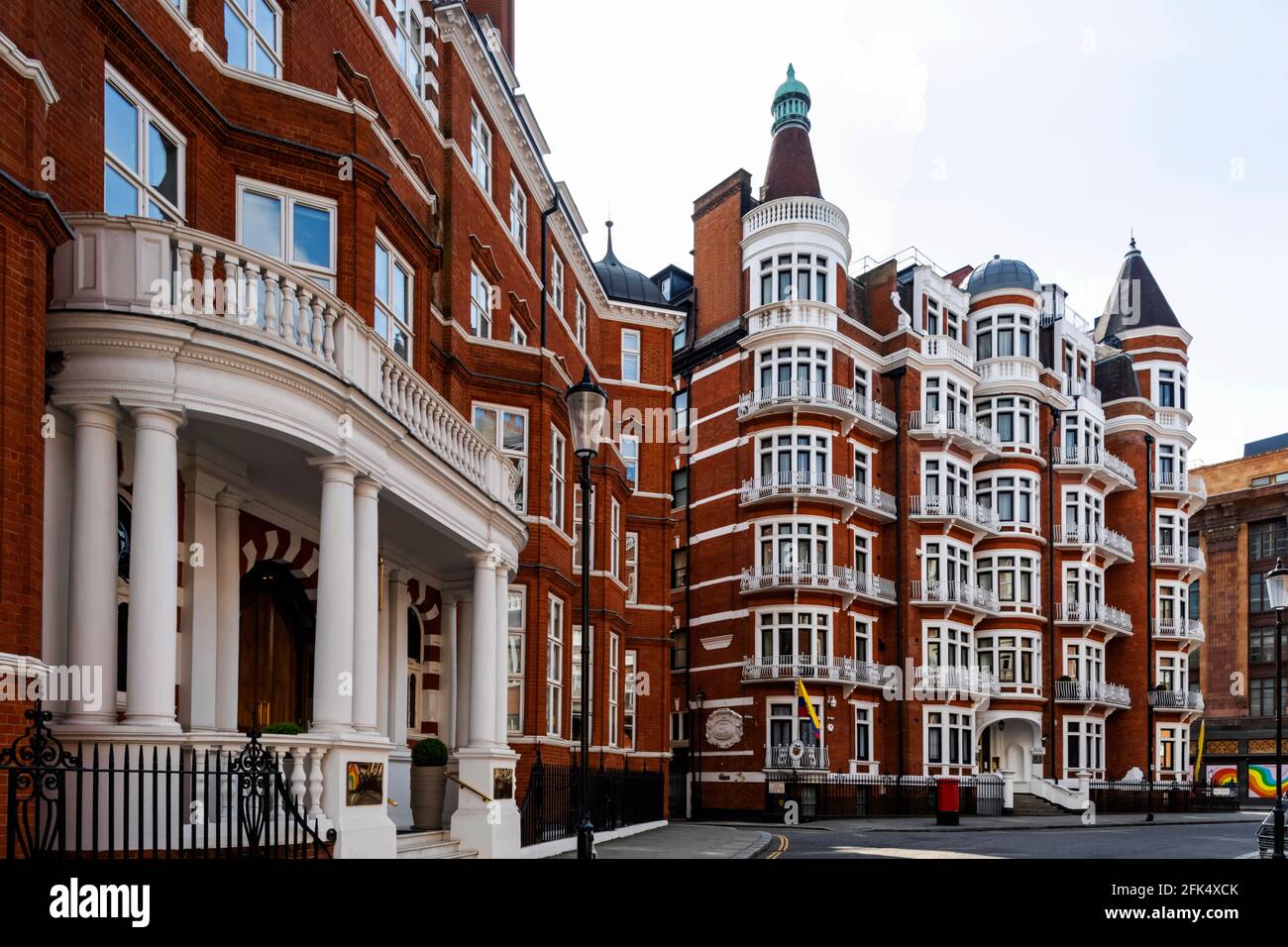 Angleterre, Londres, Westminster, Kensington et Chelsea, Knightsbridge, Hans Crescent et le bâtiment de l'ambassade de Colombie et de l'Équateur *** Légende locale ** Banque D'Images