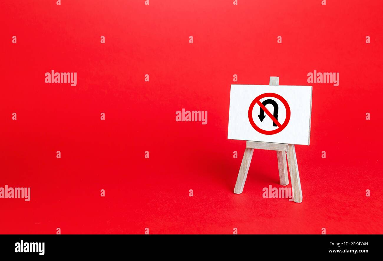 Chevalet avec panneau de signalisation ne tournant pas en arrière. La décision finale, promesse. Il n'y a pas de déviation par rapport aux principes. L'assurance et la lutte, en mouvement avant-guerre Banque D'Images