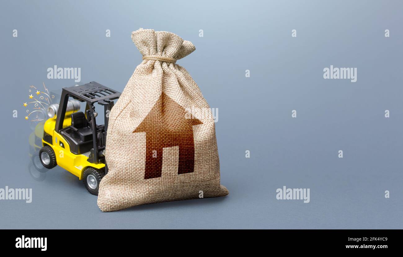 Le chariot élévateur ne peut pas soulever le sac avec le symbole de maison. Concept de l'incapacité de maintenir le logement. Réparation et rénovation, manque de ressources. Difficulté p Banque D'Images