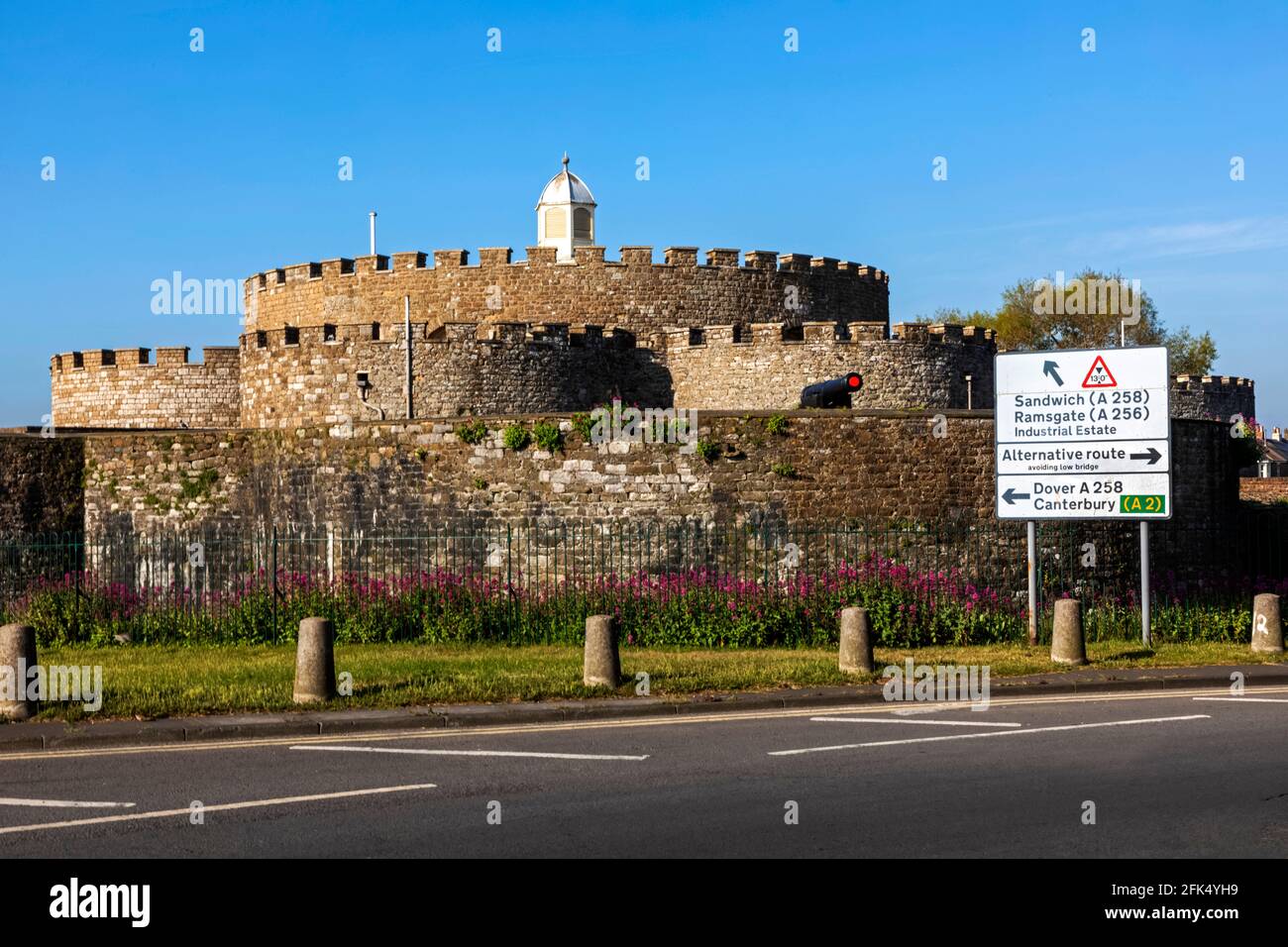 Angleterre, Kent, Deal, Deal Castle and Road Sign *** Légende locale *** Royaume-Uni,Grande-Bretagne,Grande-Bretagne,Angleterre,Angleterre,Anglais,Kent,Deal,Seafro Banque D'Images