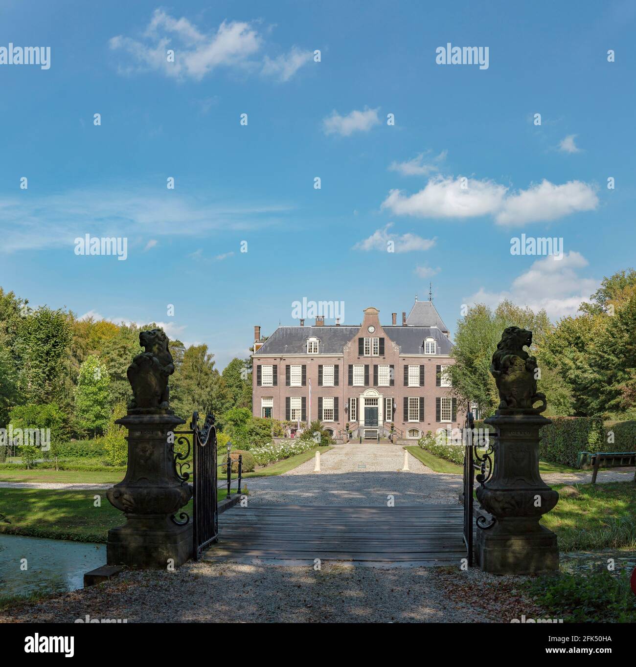Château Groot Hoenlo *** Légende locale *** Olst, Overijssel, pays-Bas,  château, fleurs, arbres, été, lions de pierre Photo Stock - Alamy
