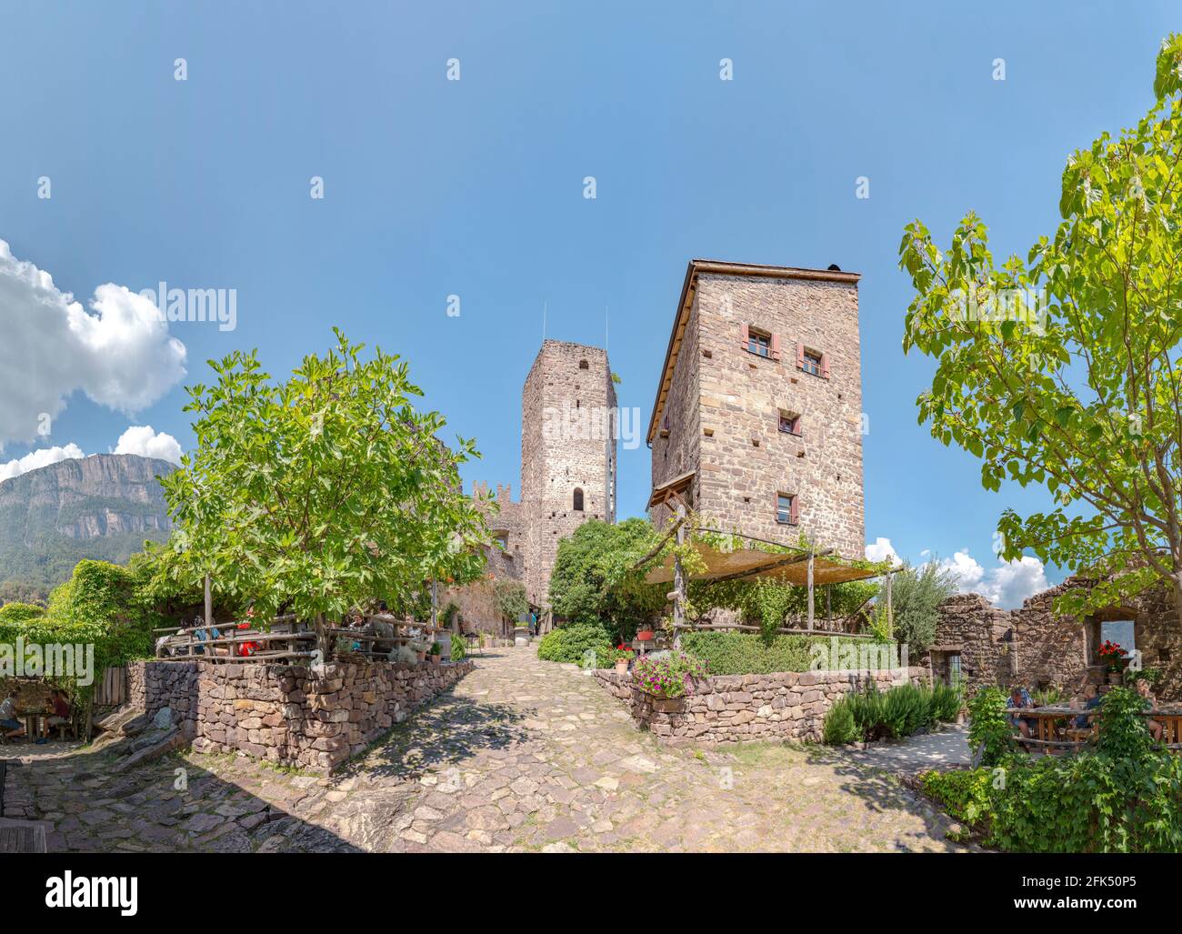 Castel d'Appiano *** Légende locale *** Eppan an der Weinstraße - Appiano sulla strada del vino, , Italie, château, forêt, bois, arbres, été, moun Banque D'Images