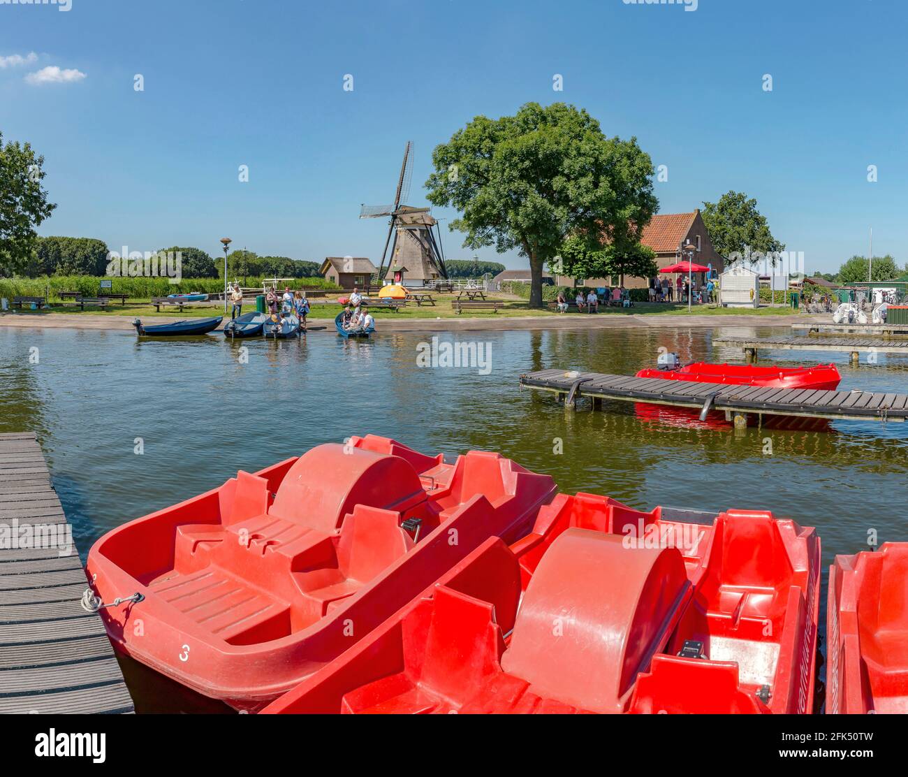 Moulin de Drainige appelé Eendrachtsmolen et location de bateaux près du lac Rotte Meren *** Légende locale *** Zevenhuizen, Zuid-Holland, pays-Bas, Winwm Banque D'Images