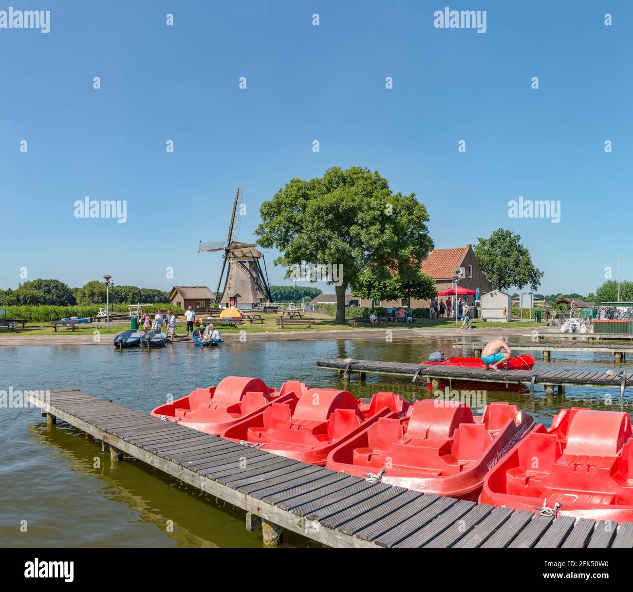 Moulin de Drainige appelé Eendrachtsmolen et location de bateaux près du lac Rotte Meren *** Légende locale *** Zevenhuizen, Zuid-Holland, pays-Bas, Winwm Banque D'Images