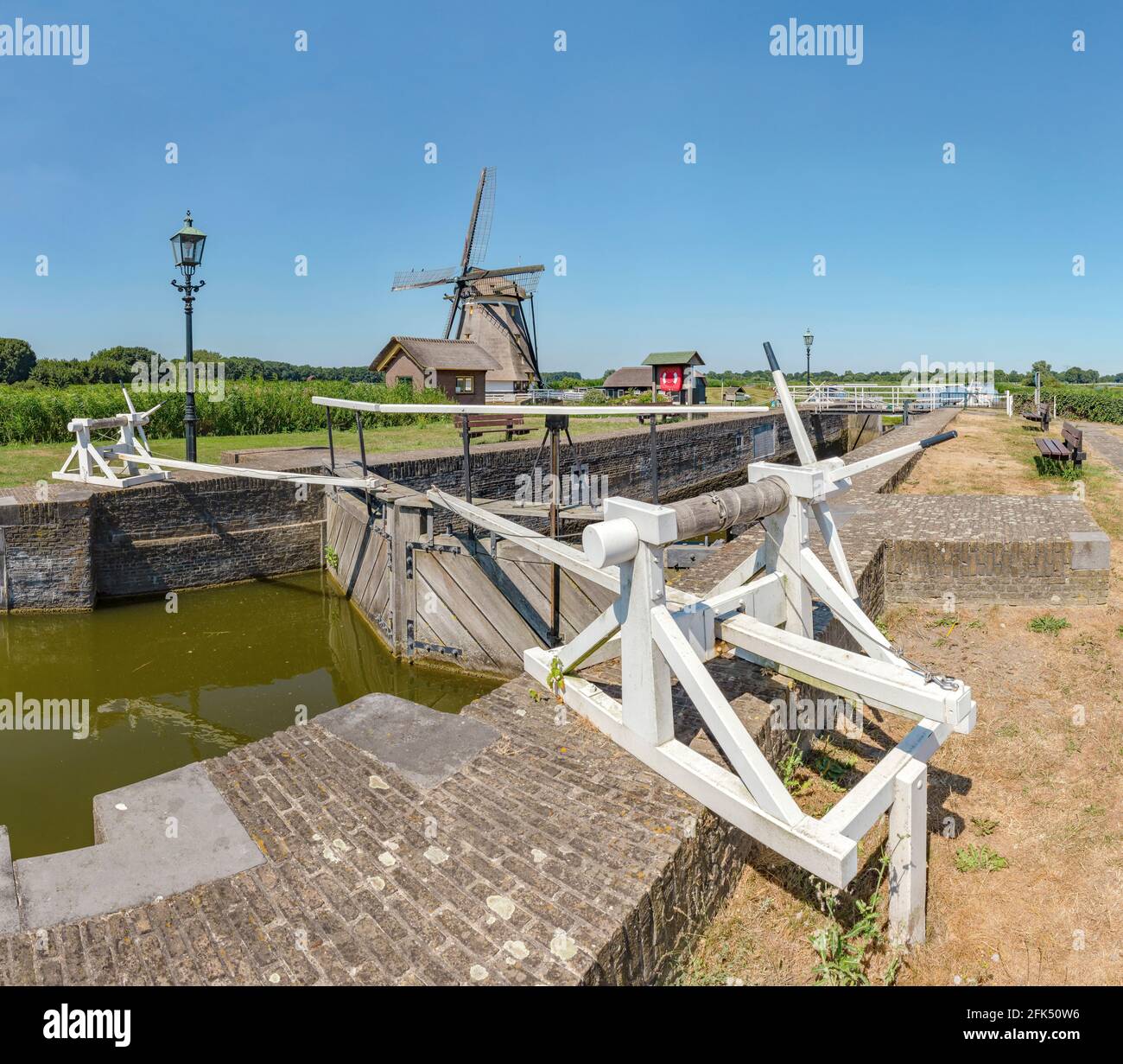Moulin Drainige appelé Eendrachtsmolen et les écluses du lac Rotte Meren *** Légende locale *** Zevenhuizen, Zuid-Holland, pays-Bas, moulin à vent, Banque D'Images