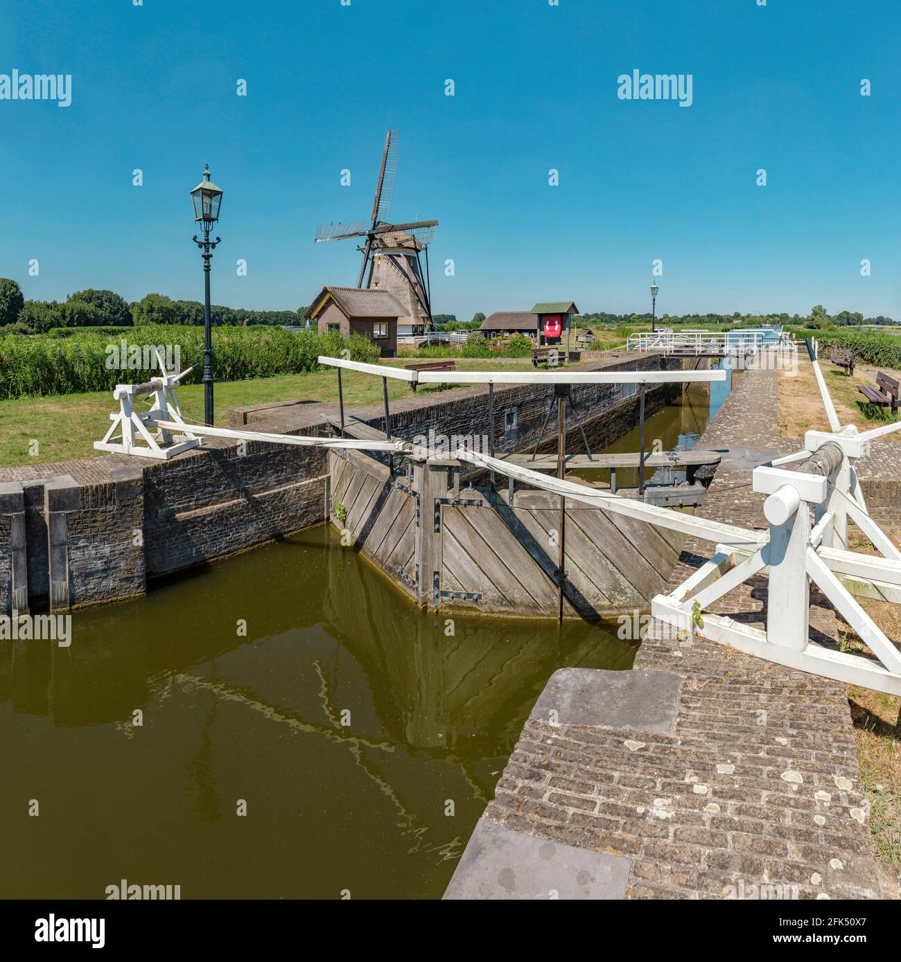 Moulin Drainige appelé Eendrachtsmolen et les écluses du lac Rotte Meren *** Légende locale *** Zevenhuizen, Zuid-Holland, pays-Bas, moulin à vent, Banque D'Images