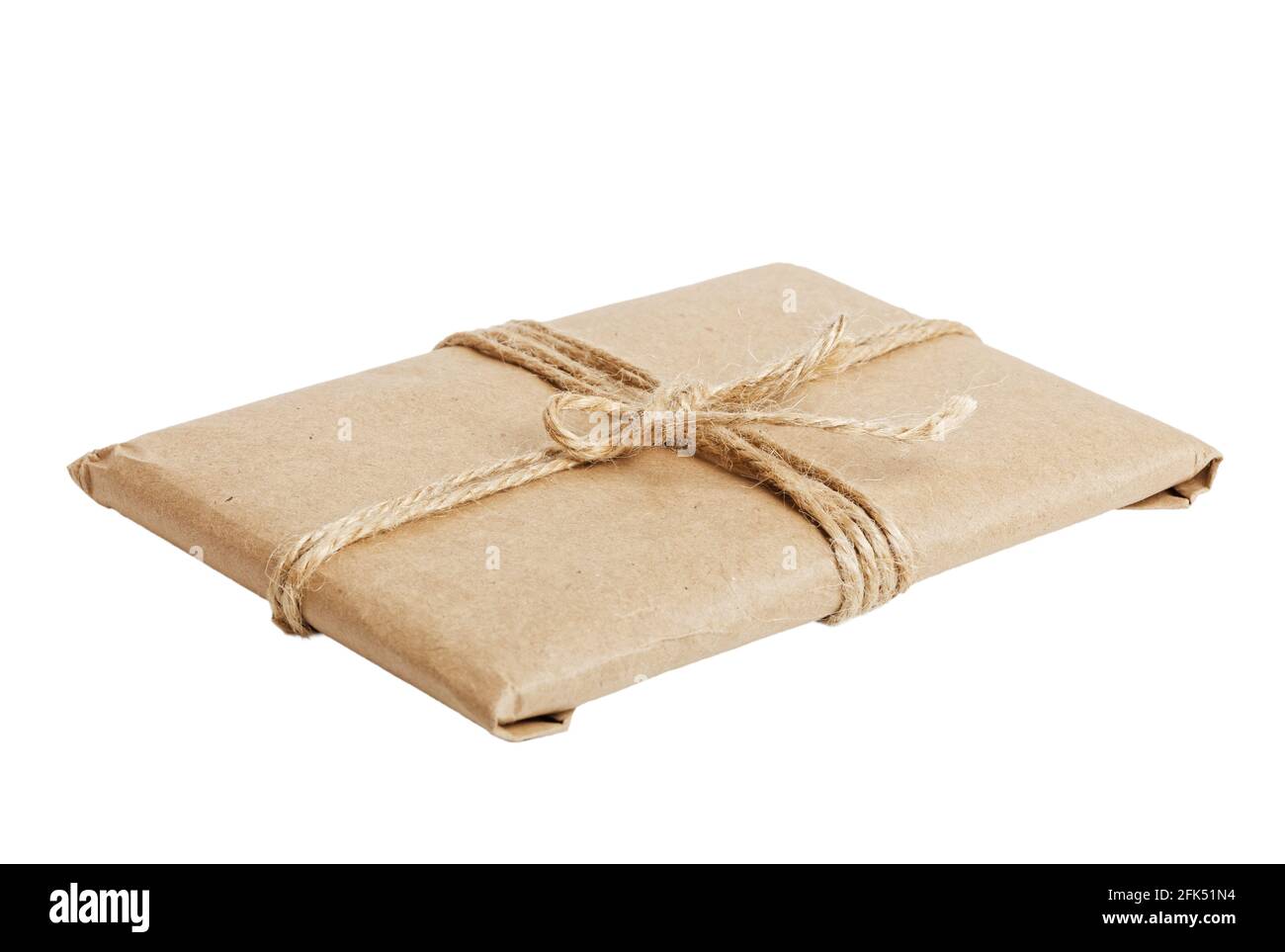 Paquet cadeau avec papier kraft attaché avec ficelle isolée sur fond blanc.  Vue en angle Photo Stock - Alamy