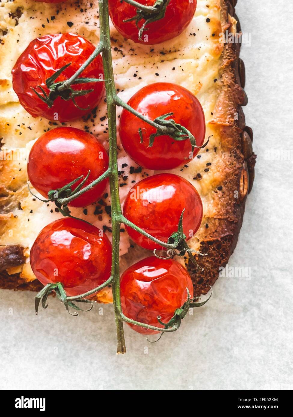Délicieux toast au seigle avec tomates grillées et fromage Banque D'Images