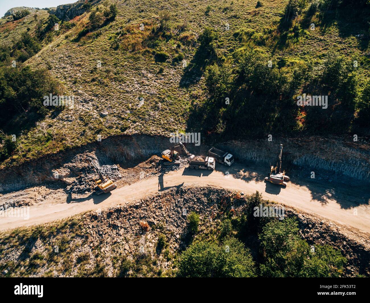 Les machines lourdes travaillent dans l'extraction de la roche. Vue aérienne Banque D'Images