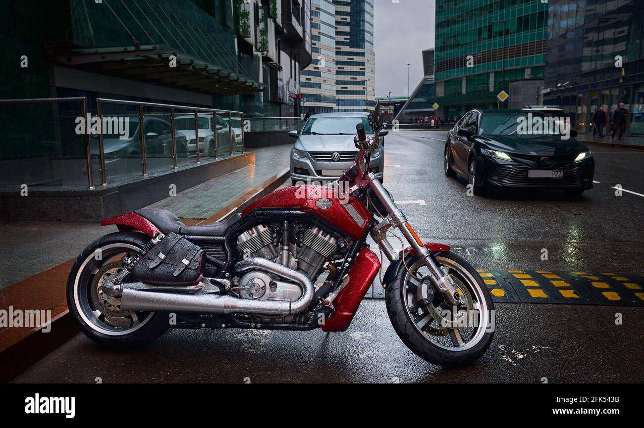 Harley Davidson moto avec une belle et puissante apparence dans le parking près du centre d'affaires ville de Moscou: Moscou, Russie - avril 21 Banque D'Images