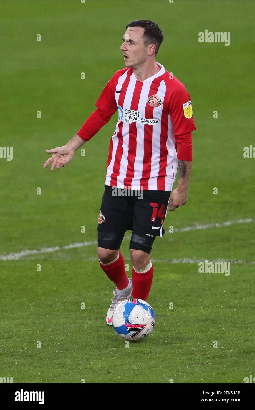 SUNDERLAND, ROYAUME-UNI. 27 AVRIL Josh Scowen de Sunderland lors du match Sky Bet League 1 entre Sunderland et Blackpool au Stade de Light, Sunderland, le mardi 27 avril 2021. (Crédit : Mark Fletcher | INFORMATIONS MI) Banque D'Images