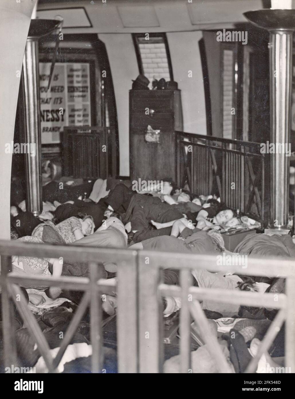 LE BLITZ de Londres 1940 qui prend refuge dans la station de métro Piccadilly Banque D'Images
