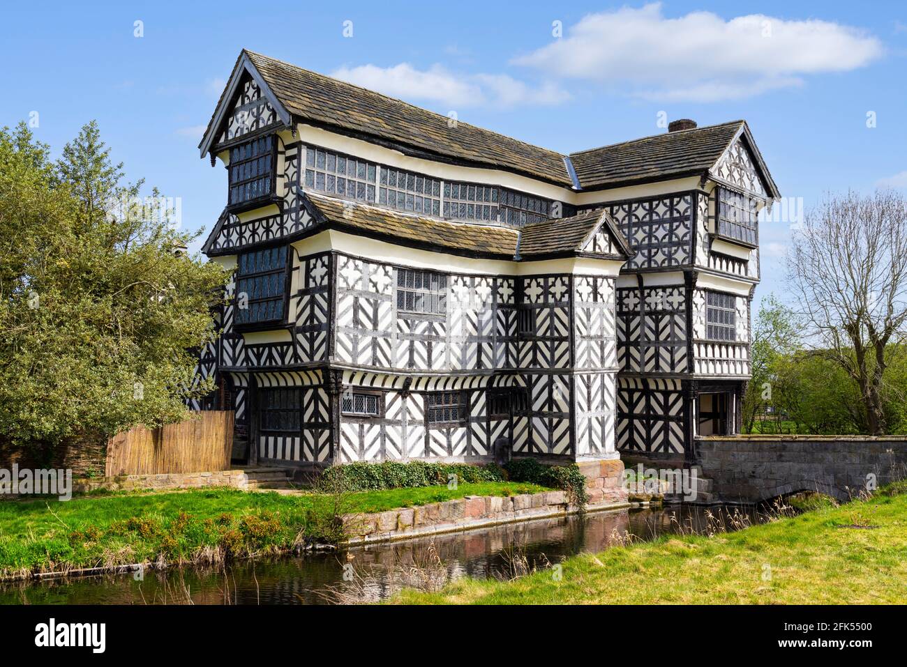 Little Moreton Hall un bâtiment classé grade1 noir et blanc Manoir Tudor à colombages avec un fossé Congleton Cheshire Angleterre GB Royaume-Uni Europe Banque D'Images