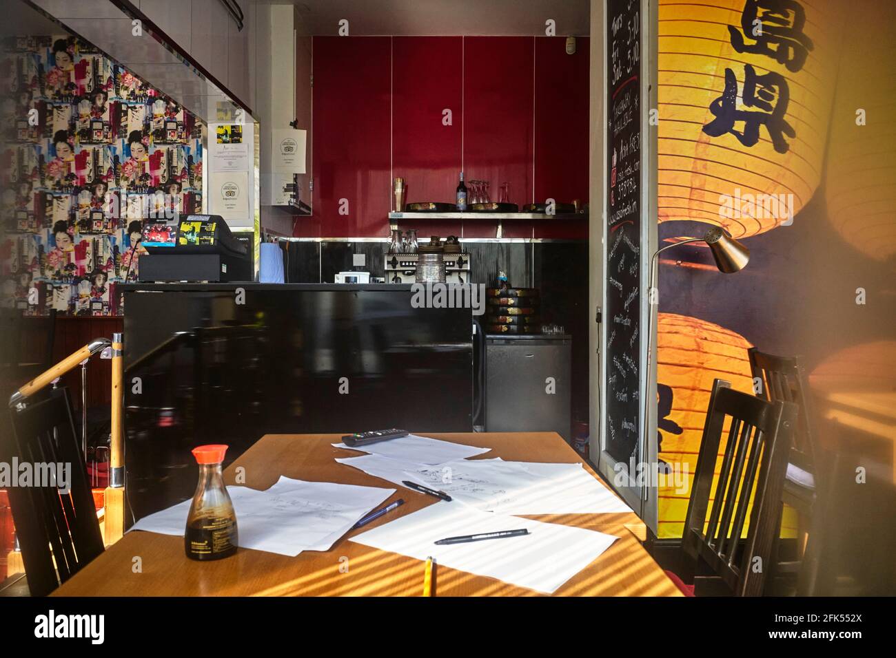 Donnant sur la fenêtre d'un restaurant asiatique à Douglas, l'île de Man est fermée en raison de fermetures de coviles Banque D'Images