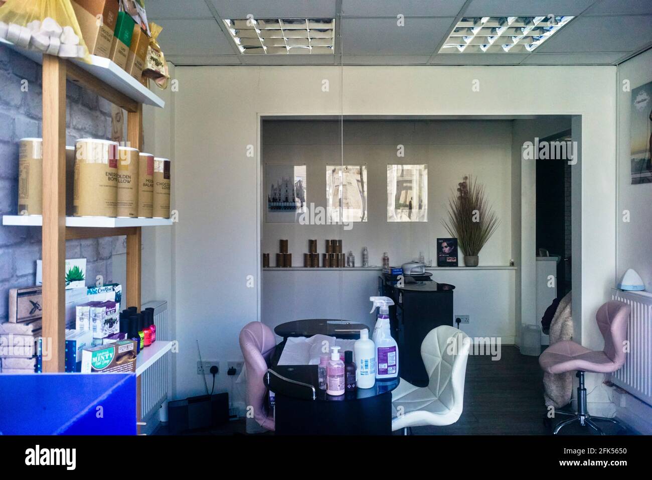 Donnant sur la fenêtre d'un salon de beauté à Port Erin, l'île de Man est fermée en raison de verrous de covid Banque D'Images