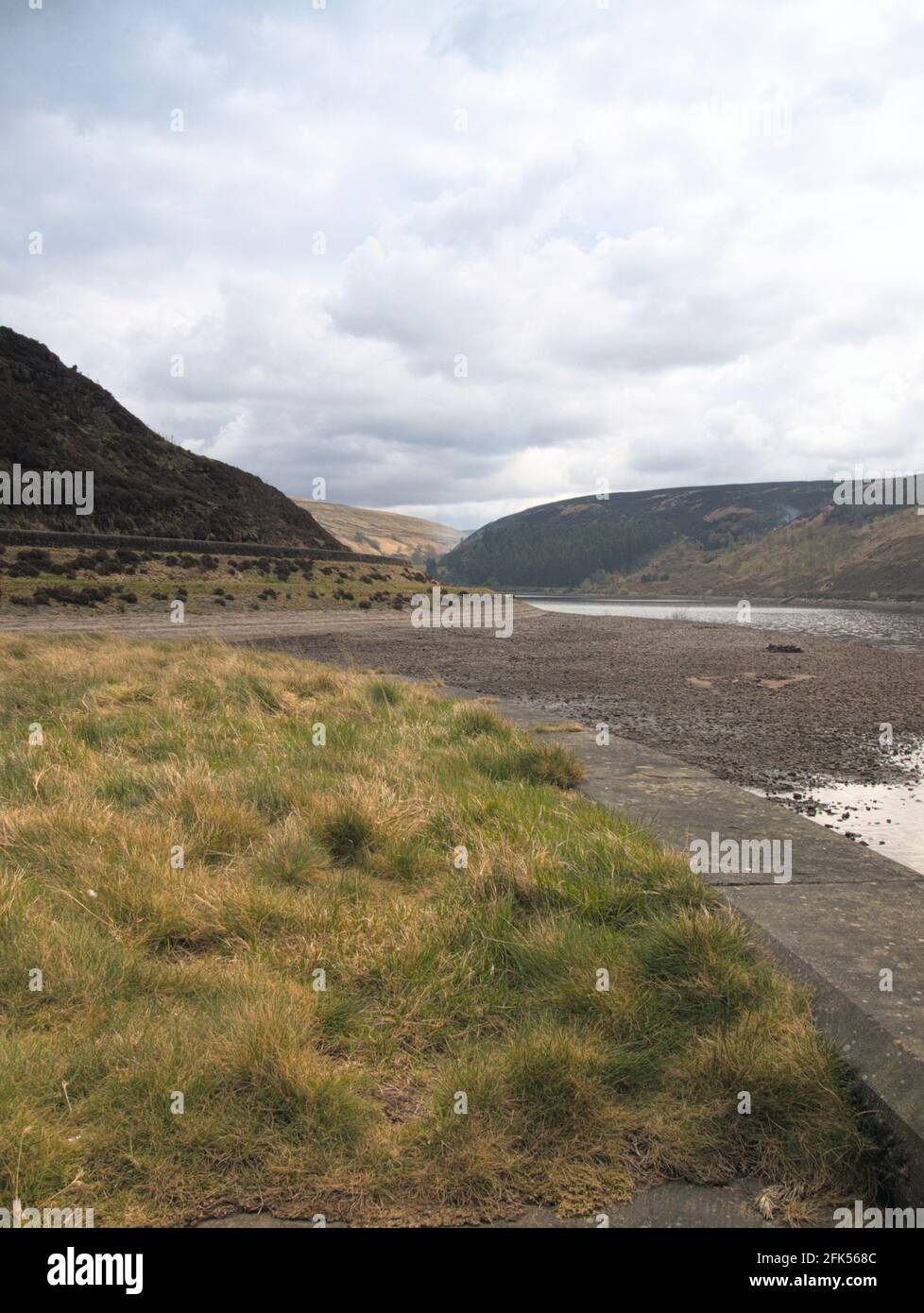 Le Service d'incendie et de sauvetage du West Yorkshire s'attaque à un feu de forêt sur la propriété Marsden Moor du National Trust entre les réservoirs de Redbrook et de Butterley. Banque D'Images