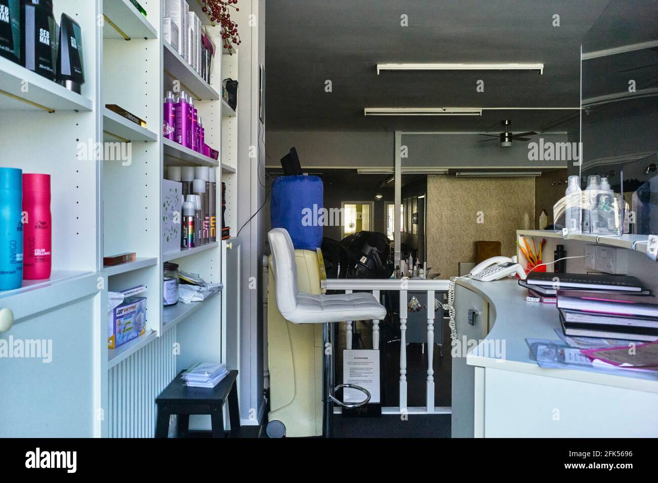 En regardant dans la fenêtre d'un salon de coiffure à Port Erin, l'île de Man fermée en raison de verrous de covid Banque D'Images