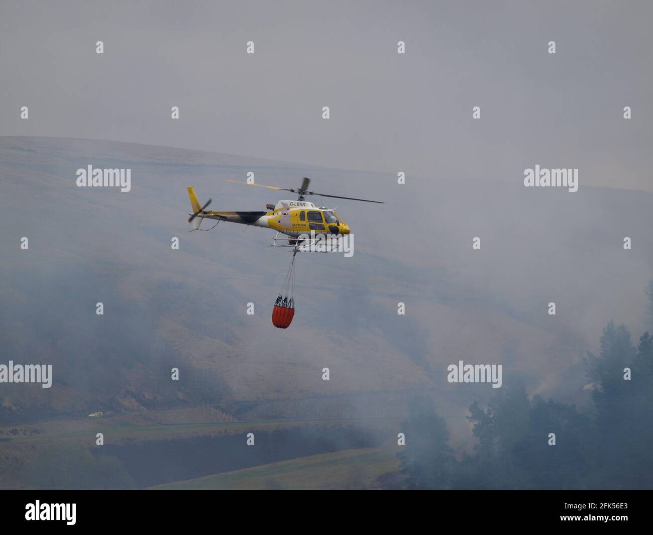 Le Service d'incendie et de sauvetage du West Yorkshire s'attaque à un feu de forêt sur la propriété Marsden Moor du National Trust entre les réservoirs de Redbrook et de Butterley. Banque D'Images