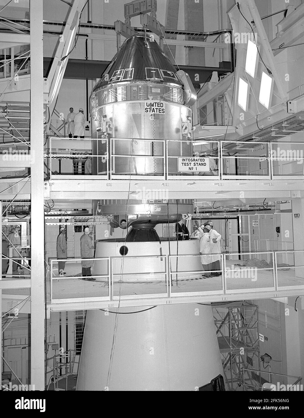 Cape Canaveral, FL - (FICHIER) -- le module de commande/service Apollo 11 (CSM) est en train d'être accouplé à l'adaptateur de module Lunar V de Saturn dans le bâtiment d'assemblage de véhicules du Centre spatial Kennedy le 11 avril 1969. Crédit : NASA via CNP. /MediaPunch Banque D'Images