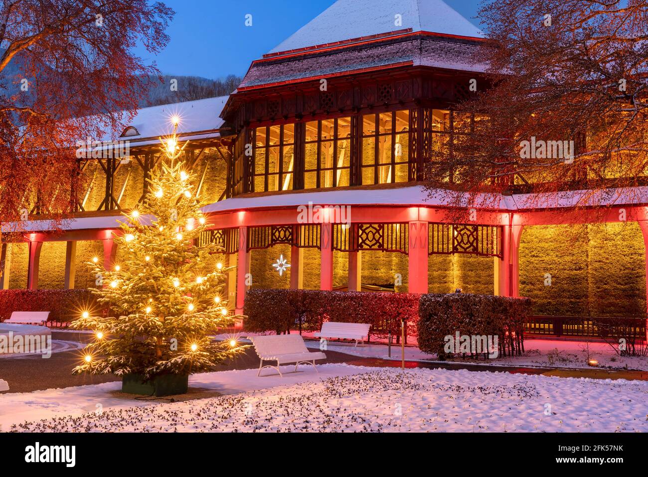 Hiver - Weihnacht im abendlich-nächtlich-beleuchteten Kurgarten von Bad Reichenhall Banque D'Images