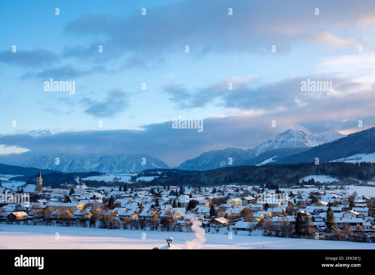 Winterliches Panorama über Teisendorf im Rupertiwinkel des Berchtesgadener Landes Banque D'Images