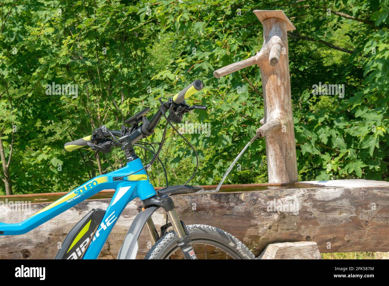 DAS E-Bike vor dem Holzbrunnen - Otto Brunn - auf weg zur Stoißer Alm auf  dem Teisenberg Photo Stock - Alamy