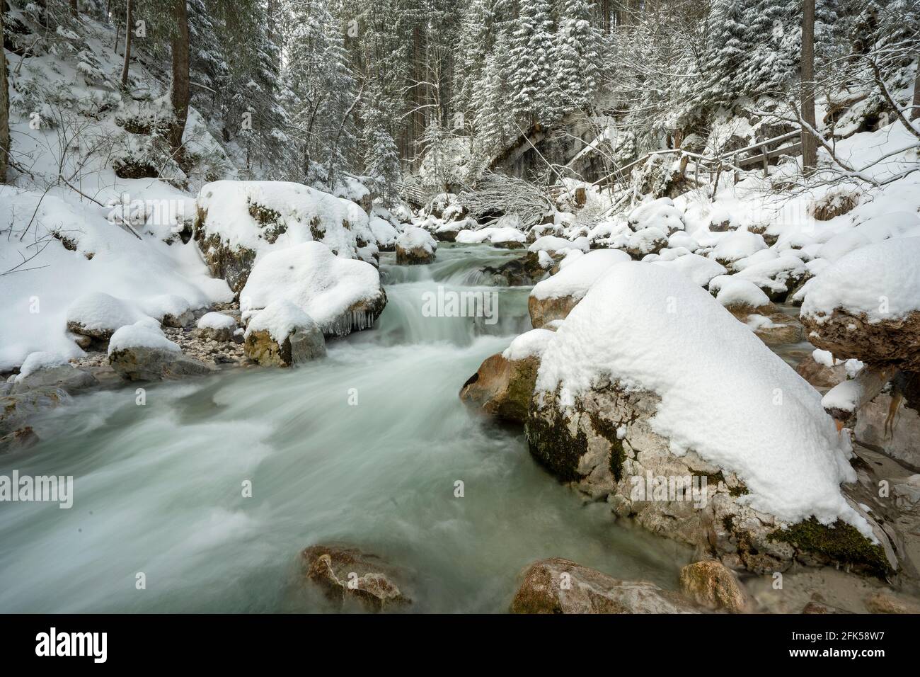 Der wildromantische Ramsaubach im Zauberwald BEI Ramsau im Berchtesgadener Land im tiefverschneiten hiver Banque D'Images