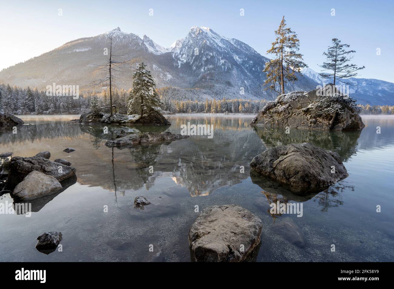 BEI Sonnenaufgang am Hintersee in der Gemeinde Ramsau im tiefverschneiten Winter mit Hochkalter im hintergrund Banque D'Images