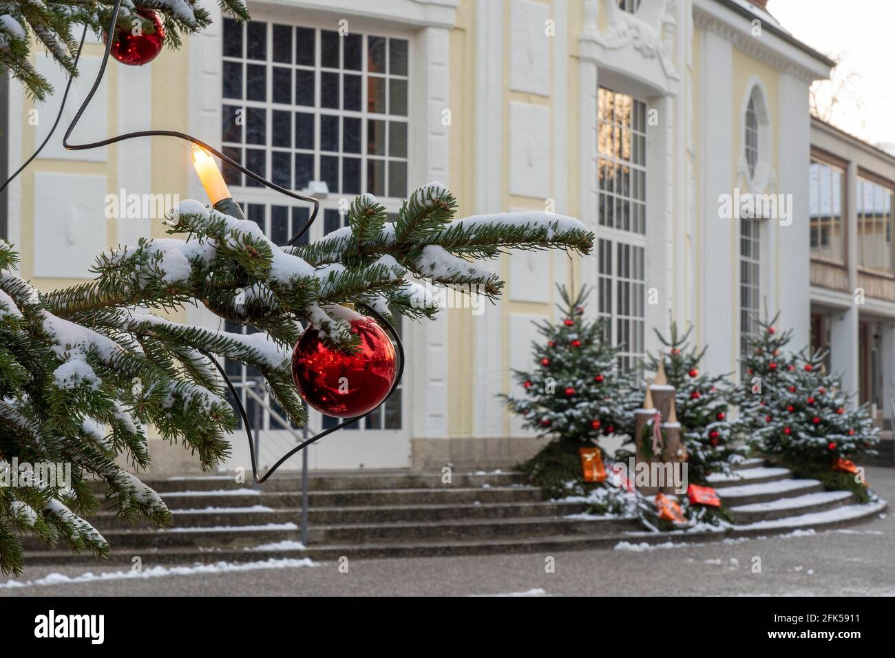 Hiver - Weihnacht im abendlich-nächtlich-beleuchteten Kurgarten von Bad Reichenhall Banque D'Images