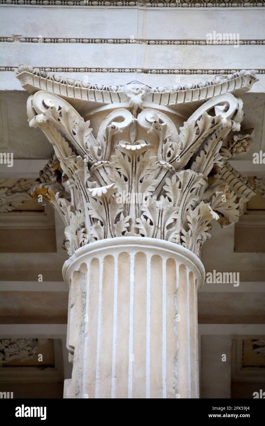 Capitale d'une colonne corinthienne décorée d'acanthus dans les pronaos d'un ancien temple romain à Nîmes, France Banque D'Images