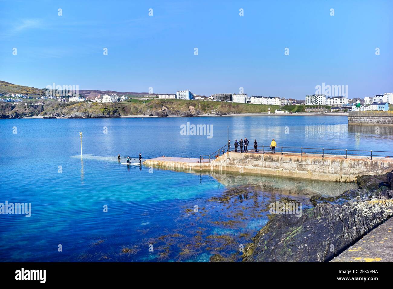 Nageurs et plongeurs au large du brise-lames à Port Erin, île de Man Banque D'Images