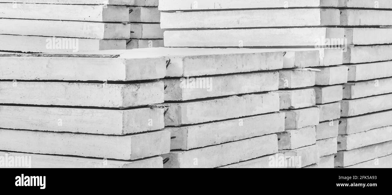 Stockage de blocs de béton dans un entrepôt. Structures en béton sur le chantier de construction. Matériaux industriels, ciment de construction. Banque D'Images