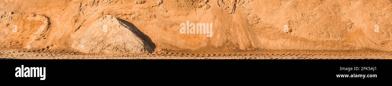 Une grande pile de sable dans un entrepôt industriel sur un chantier de construction. Banque D'Images
