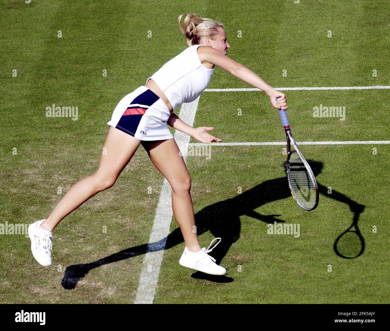 LES FEMMES TENNIS SUR LES CHAMPS INTERNATIONAUX HASTINGS DIRECT AU PARC DEVONSHIRE EASTBOURNE JELENA DOKIC (YUG) PENDANT SON MATCH AVEC SAORI OGATA (JPN) 16/6/2003 PHOTO DAVID ASHDOWN Banque D'Images