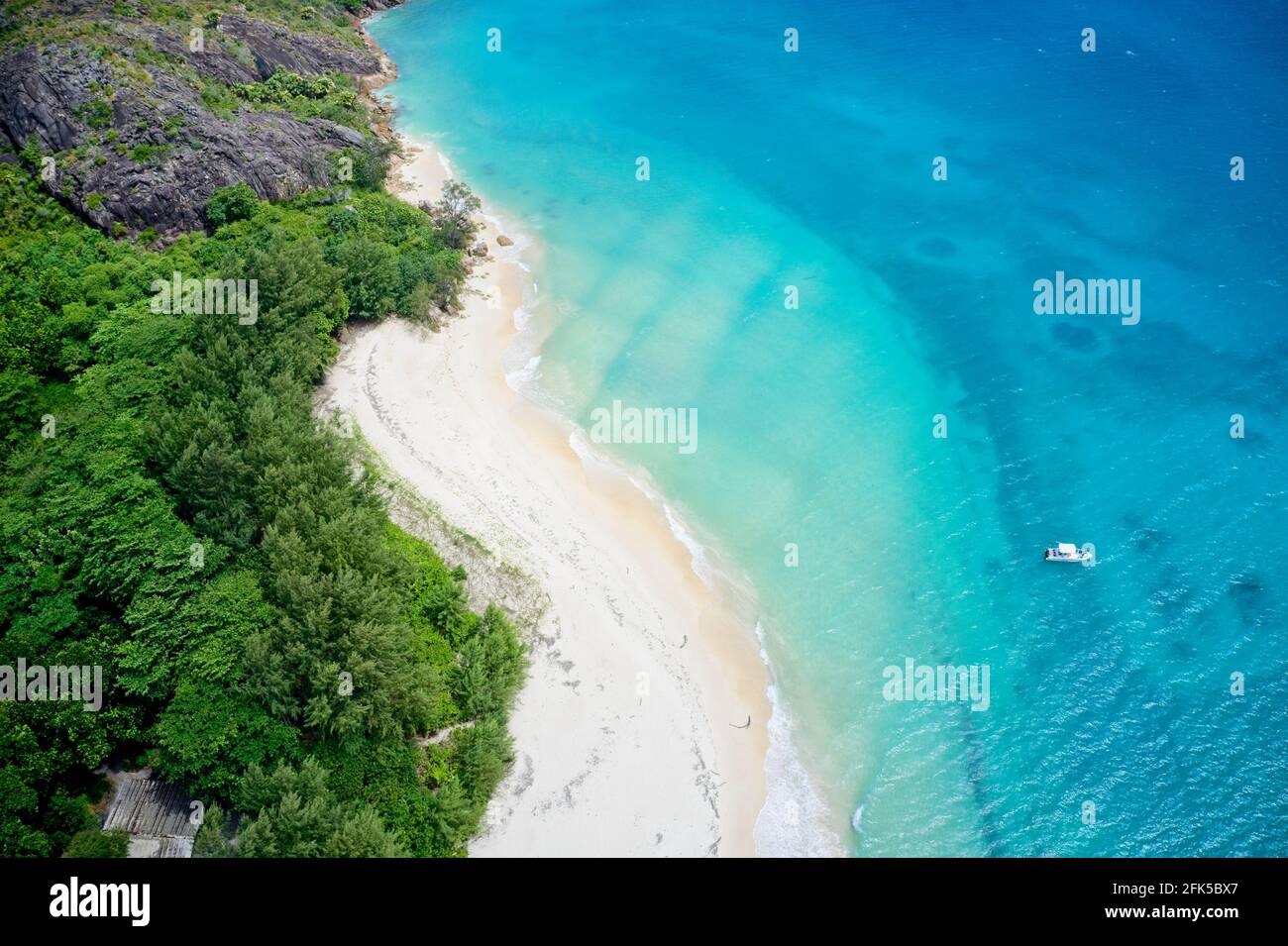 Champ de vision de drone du littoral et de la forêt de l'île Curieuse, Seychelles. Banque D'Images