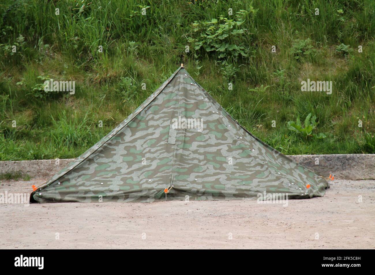 Une petite tente de camping en toile camouflage carré. Banque D'Images