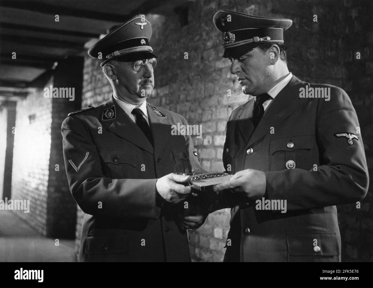 ERICH STUCKMANN comme Heinrich Himmler et CURT EILERS comme Martin Bormann in DER LETZTE AKT / LES DIX DERNIERS JOURS 1955 réalisateur GEORG WILHELM PABST roman Michael A. Mussmanno écrivains Erich Maria Remarque et Fritz Habeck conseiller Traudl Junge Cosmopol-film / Columbia film-Verleih Banque D'Images
