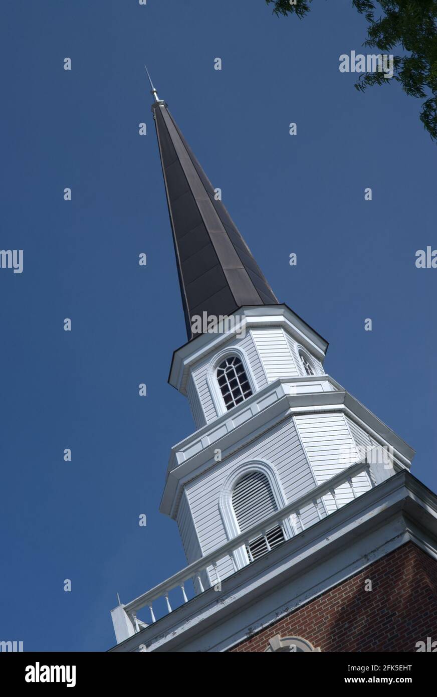 Clocher cuivré sur une église chrétienne , Lancaster, Caroline du Sud, USA.spire Banque D'Images