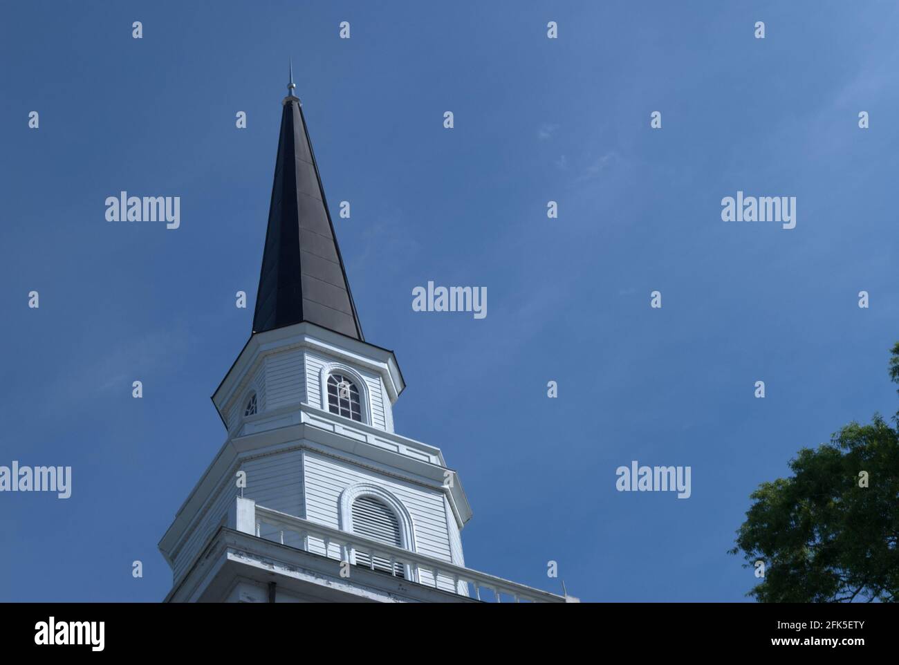 Clocher plaqué cuivre sur une église chrétienne, Lancaster, Caroline du Sud, États-Unis. Banque D'Images